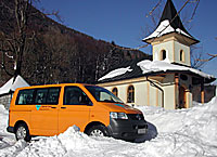 Bob's Bus bei kleiner Kapelle im Winter
