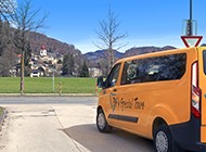 Bob's Bus beim Abholen von Gästen