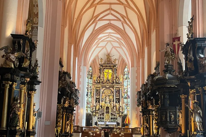 a statue in front of a building