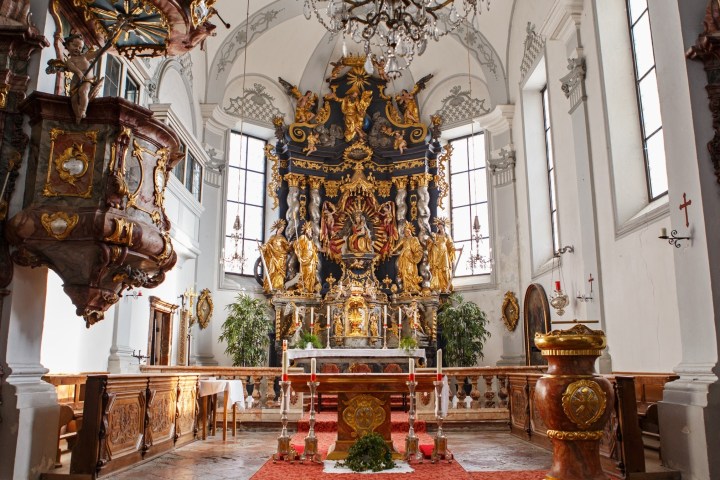 a vase of flowers sitting on top of a building
