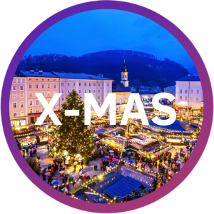 Helle Weihnachtsmarktszene mit Baum, Lichtern und großem, darübergelegtem „XMAS“-Text.